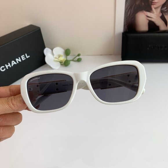 Premium Chanel Eyewear: White Frame, Detailed Gold Chain - Picture 5 of 8